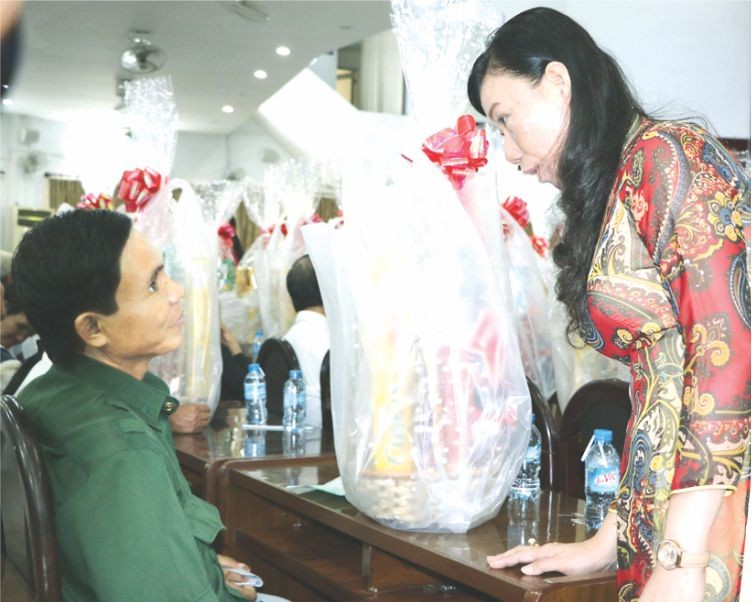 趙麗慶副主席慰問重號榮軍的生活。