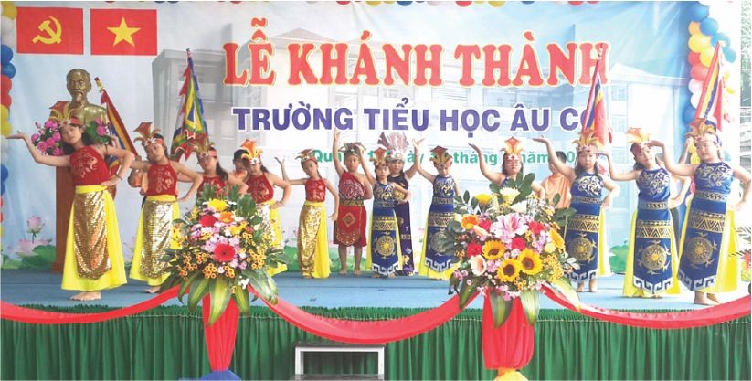 小學生舉行文藝節目慶新校舍落成。