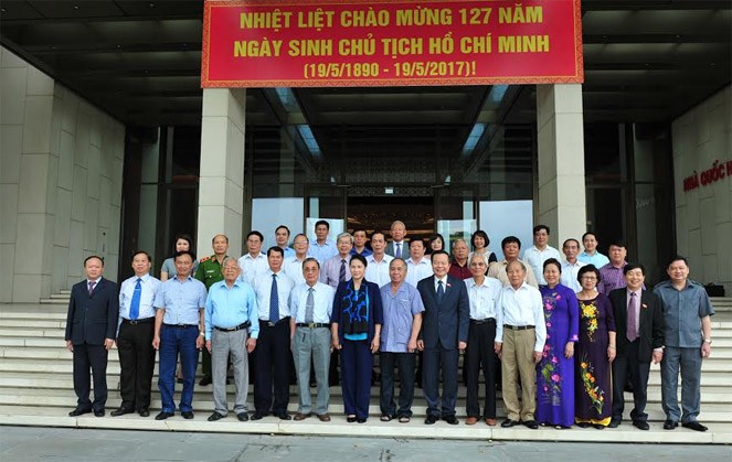 國會主席阮氏金銀與原安沛省各時期省委常務、省委常務處委員共27名同志的代表團在國會大廈前合影留念。（圖源：人民代表電子報）