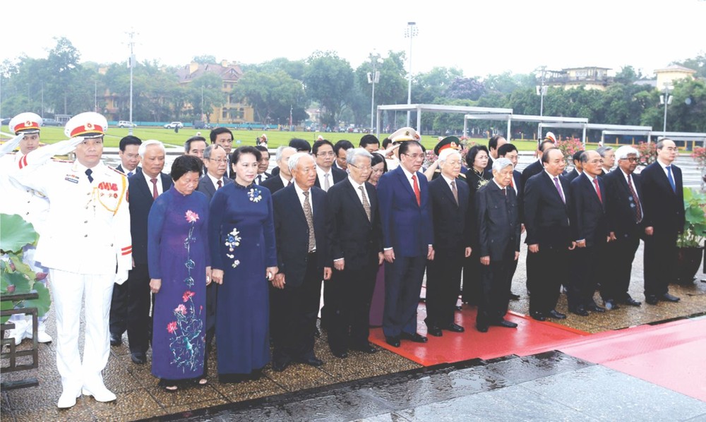 黨政領導人晉謁胡志明主席陵。（圖源：互聯網）