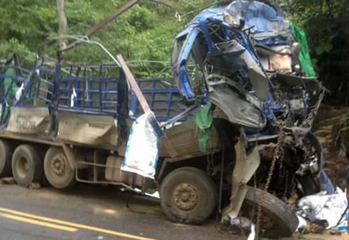 猛烈的撞擊導致車頭凹陷變形，導致兩人當場死亡。（圖源：阮卿）