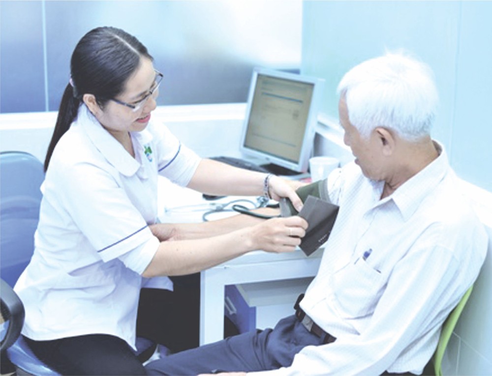 第三郡第十一坊醫療站全科診所醫生為病人診治。