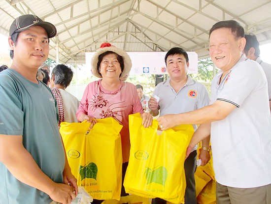越柬友好協會舉辦多項扶貧活動，是學習胡伯伯道德榜樣的切實行動之一。