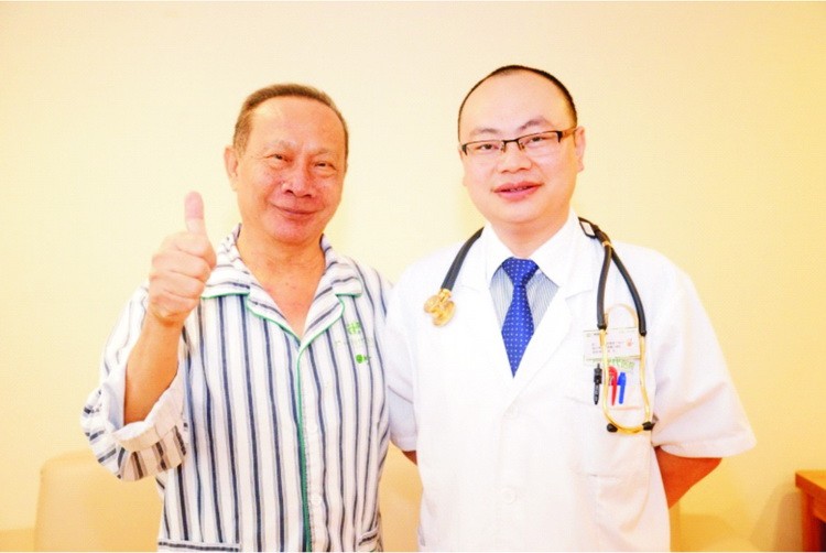 吳乙瑞與聖丹福廣州現代腫瘤醫院醫生合影。