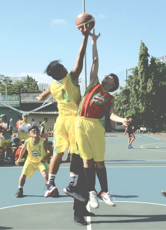 初中男子組朱文安學校（黃衣）對梁世榮學校比賽一瞥。