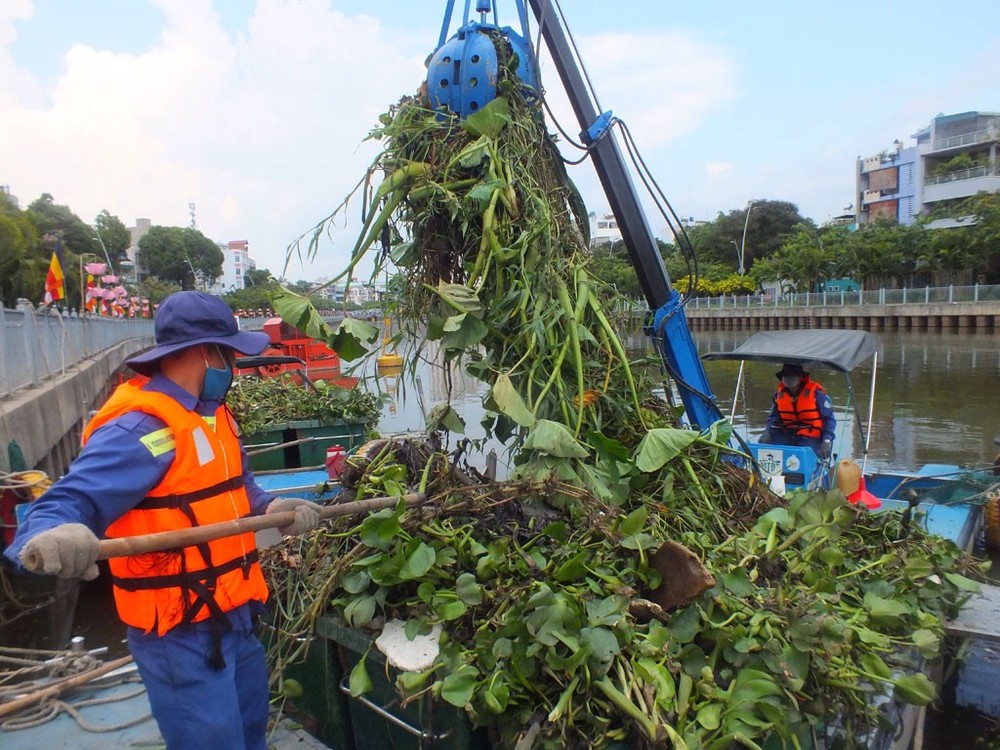 清潔工人在饒祿-氏藝涌上打撈垃圾。