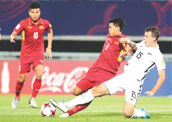 越南(紅衣)對新西蘭比賽一瞥。（圖源：互聯網）