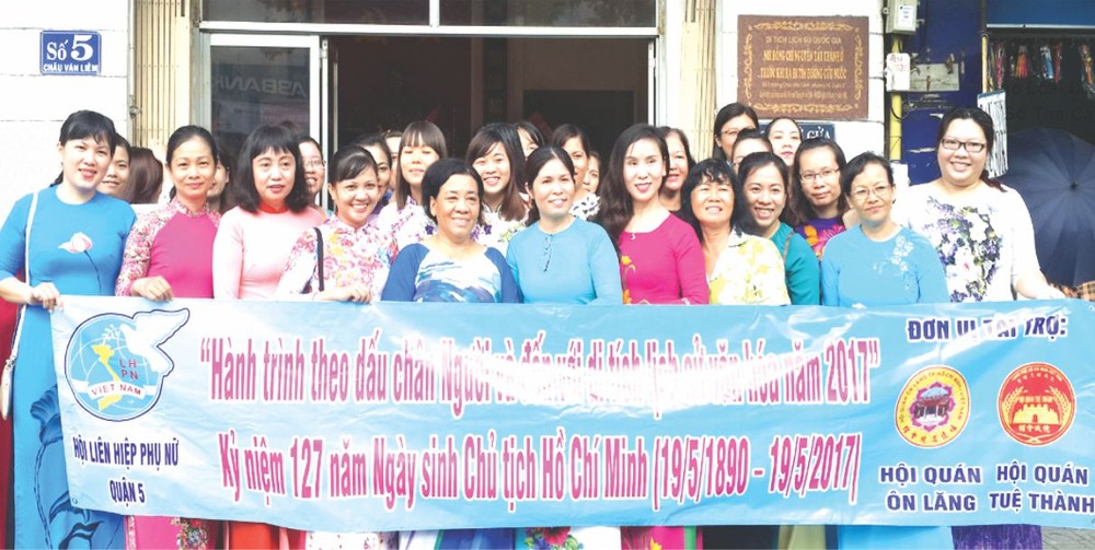 第五郡婦女在胡主席紀念館留影。