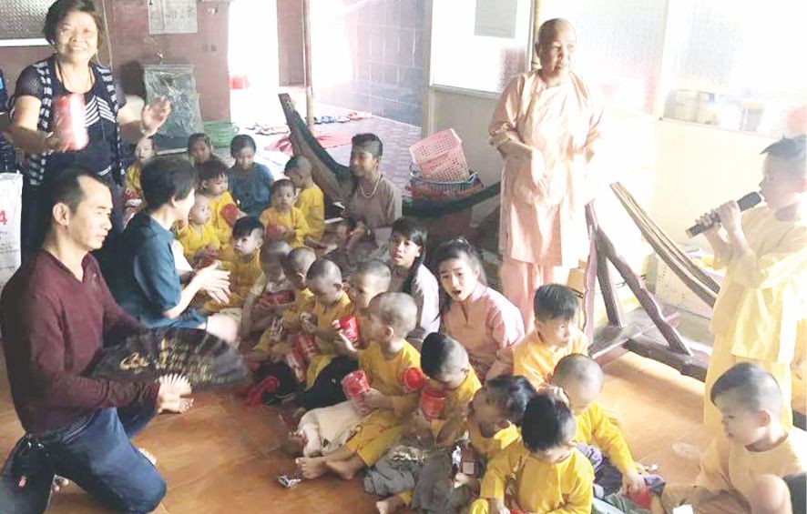 歌手與觀眾給孤兒帶來歡樂。