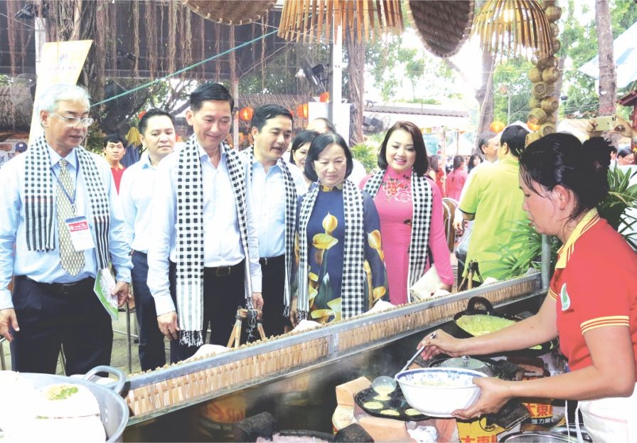各領導參觀南方美食展位。(資料圖：仁建)