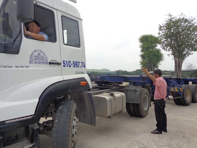 教練向學員指引駕駛集裝箱車向後退的技術。