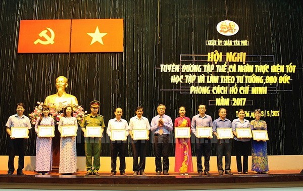 新富郡郡委領導人在會議上向各典範的集體和個人頒發獎狀。（圖源：市黨部電子報）