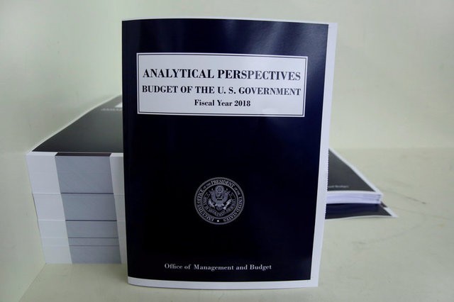 圖為美國總統向國會提交的2018財年聯邦政府之預算方案。（圖源：路透社）