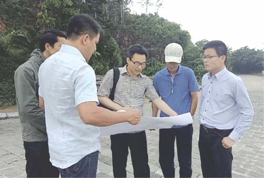 武德膽副總理(中)觀看山茶半島規劃圖紙。（圖源：互聯網）