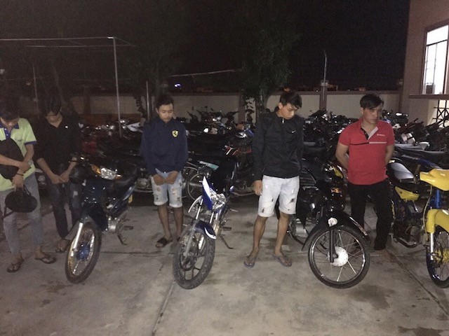 圖為公安派出所拘留的人贓並獲賽車青年及交通工具。（資料圖來源：互聯網）