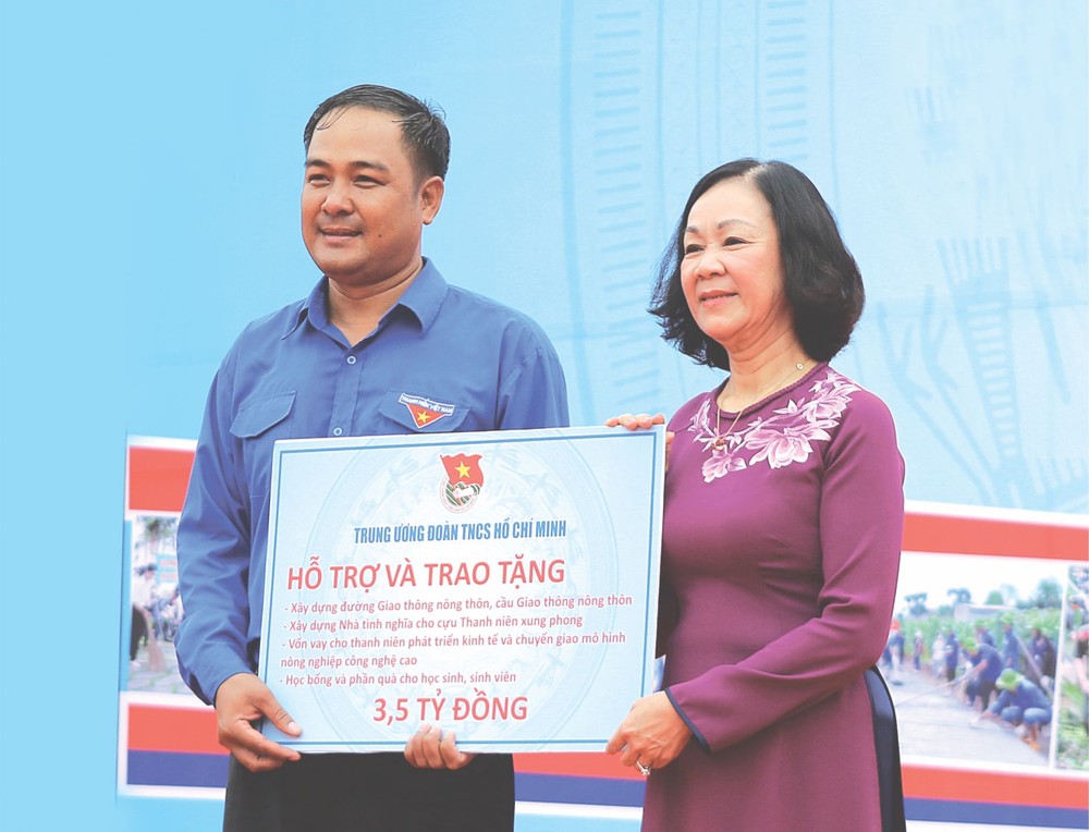 中央民運部長張氏梅出席 2017 年志願青年出發儀式。（圖源：互聯網）