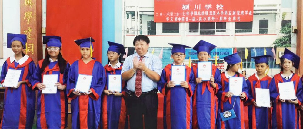 董事長張子諒與 畢業生合影。