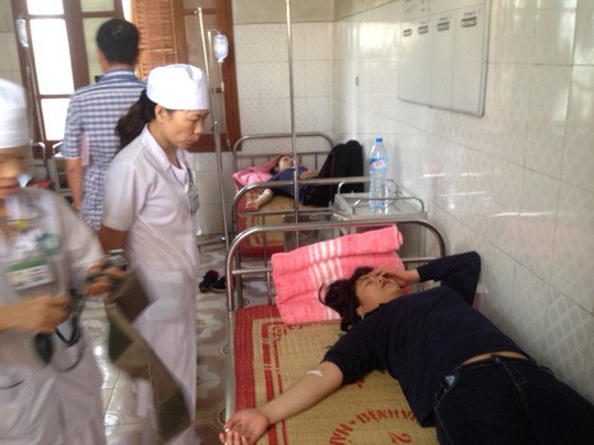 圖為疑似食物中毒的工人在醫院接受治療。（圖源：互聯網）