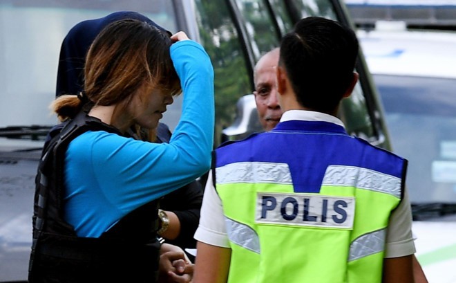 圖為段氏香（左一）在警察保護下押送至法院。（圖源：AFP）