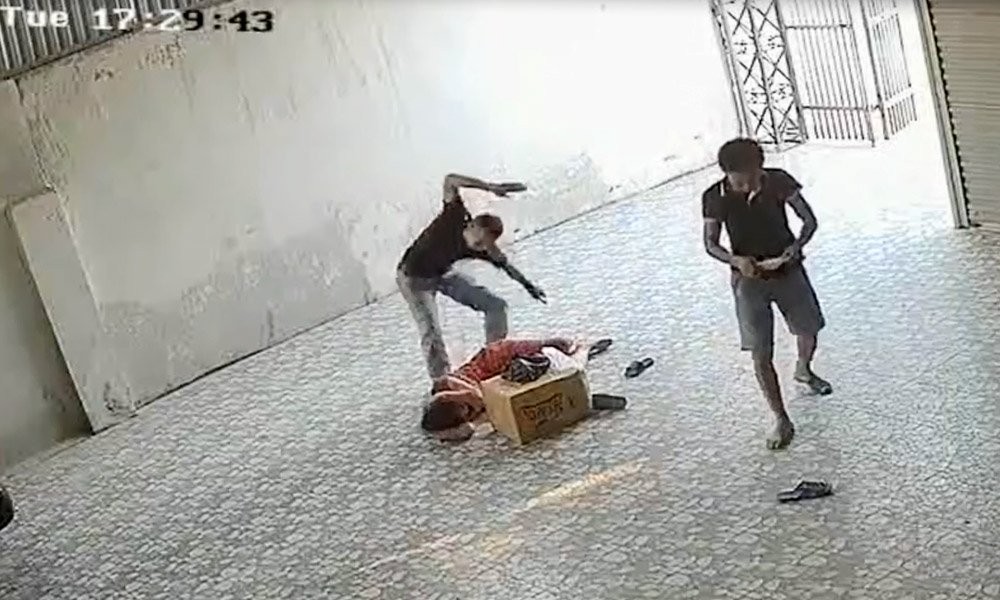 圖為女家主突遭2名青年前來毆打。（資料圖來源：監控視頻截圖）