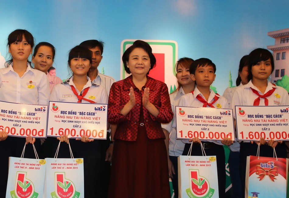 賴謙總經理頒發獎學金給學生。（圖源：曉東）