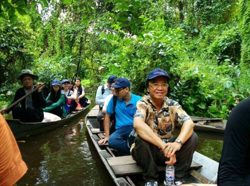 文友乘坐小艇參觀根據地。(圖源：曉東)