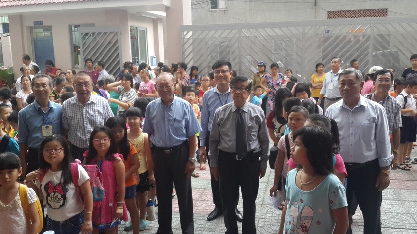 崇正華文中心董事、老師與學生合照。