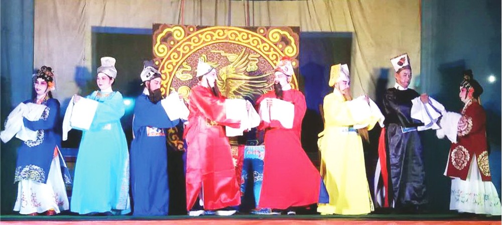 統一粵劇團表演助興。