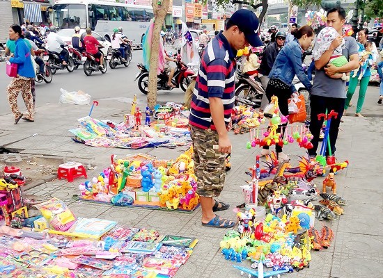 在本市第一兒童醫院門外擺賣的兒童玩具 極多是無標籤的。