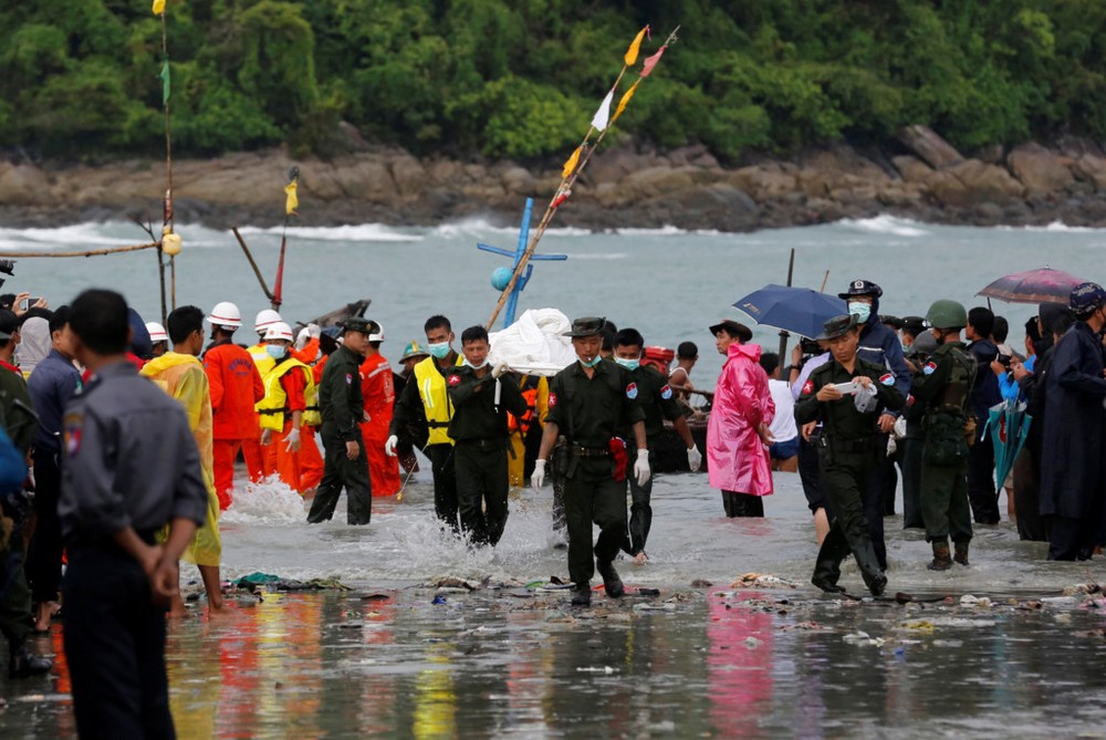 圖為救護隊在緬甸軍機墜毀現場附近進行救護工作。（資料圖：路透社）