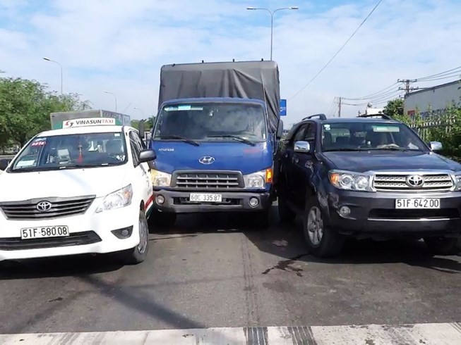 卡車(中）從後面猛烈撞擊在等候交通信號燈的兩輛汽車，致車上乘客驚慌失色及導致交通擁堵。（圖源：互聯網）