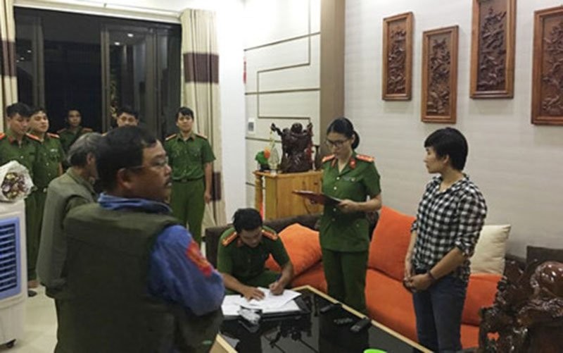 警察在向嫌犯裴氏秋姮宣讀拘留令。（圖源：法律報網）