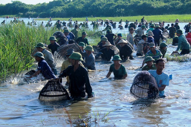 圖為宜春縣春園鄉及周邊各鄉的上千民眾手持筌、板罾、漁網、魚抄等，興高采烈地前往春園鄉潭域參加同花捕魚盛會。（資料圖：吳俊）