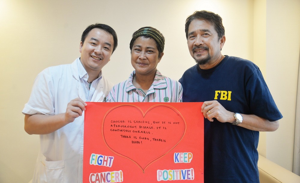 米拉與醫護人員合影。(圖源：聖丹福廣州現代腫瘤醫院)