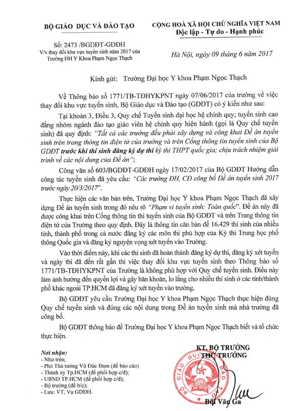 教育與培訓部副部長裴文嘉有關要求該校務必向全國招生簽署公文。（圖源：互聯網）