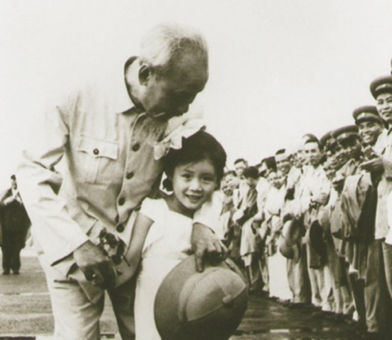 1957年5月,胡伯伯與幼年的王楓。(資料圖:互聯網)