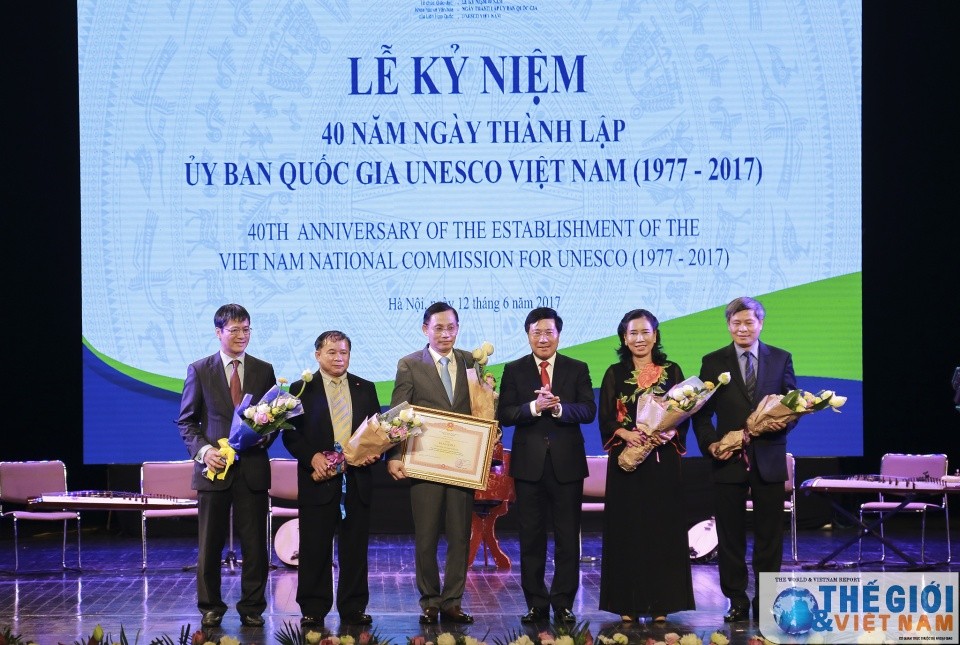 政府副總理范平明(右三) 向越南聯合國教科文組織 國家委員會頒發獎狀。(圖源:互聯網)