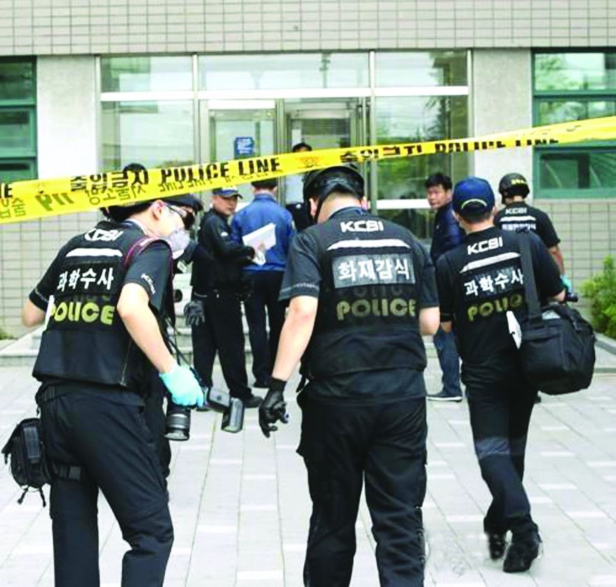 韓國警方人員走入爆炸現場。(圖源:互聯網)