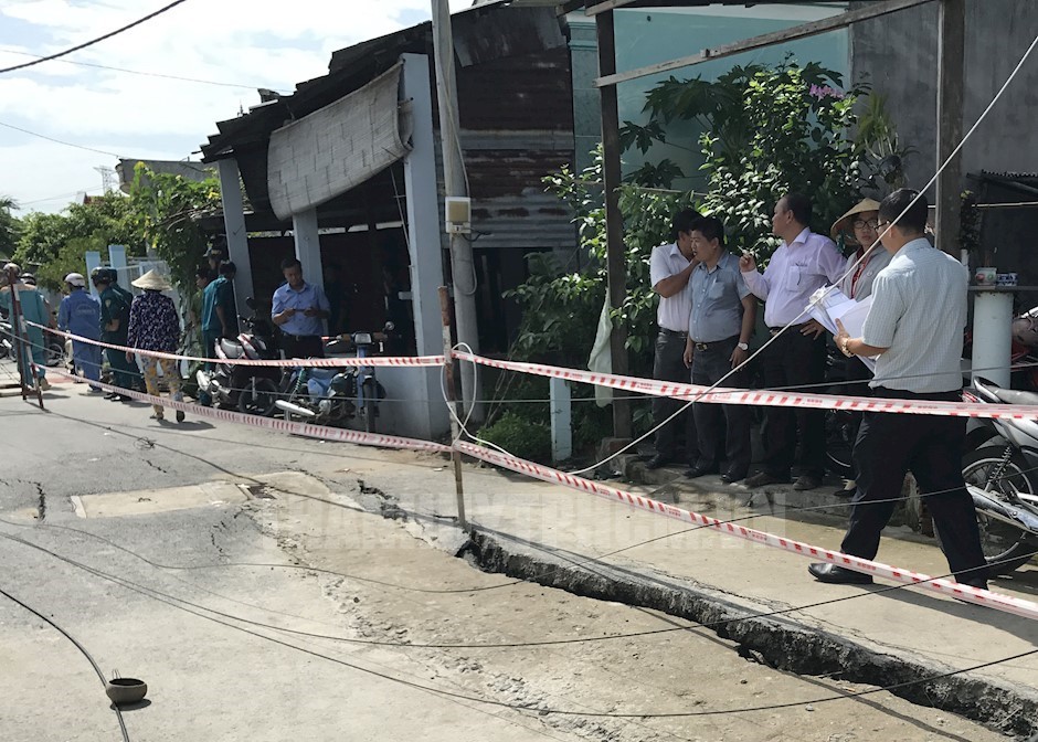 圖為雅皮縣仁德鄉黎文良街沿迪蝦河的1740巷路面呈現坍塌狀況。(資料圖源：市黨部新聞網)