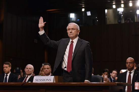 美司法部長塞申斯（前）在華盛頓國會山出席聽證會時宣誓。（圖源：Olivier Douliery/Abaca Press）