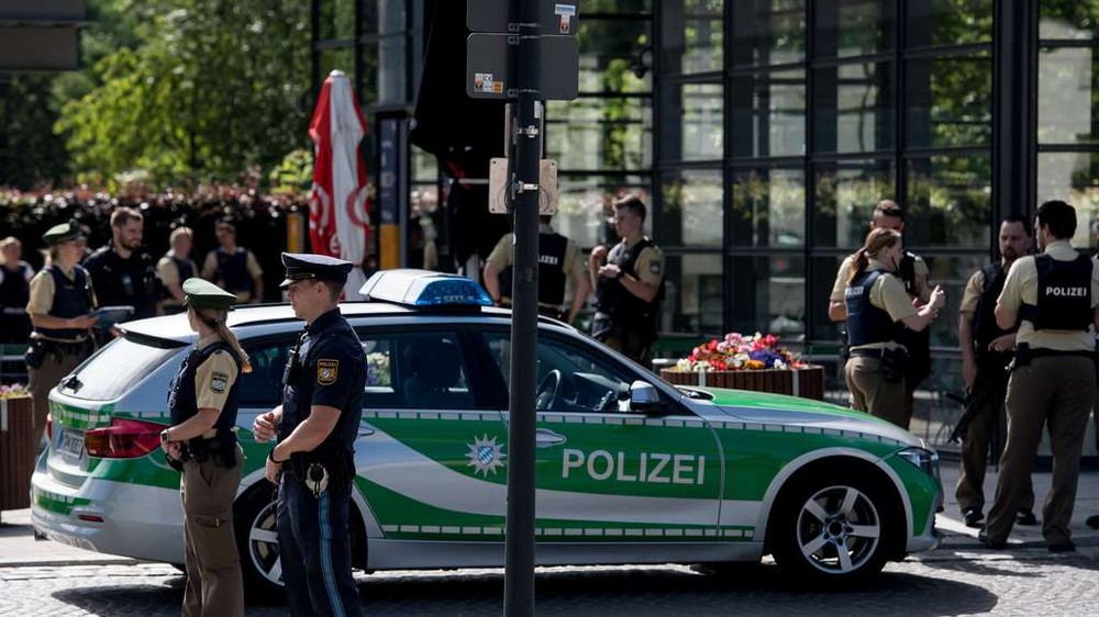 警方在槍擊案後封鎖火車站。 (圖源:AFP)