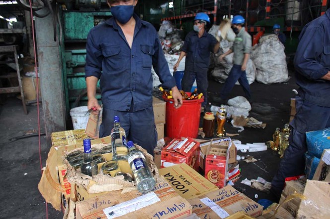 本市市場管理分局已銷毀大量來歷未詳酒類。（圖源：互聯網）