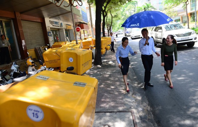 本市第一郡多條街路的人行道又被佔據。(資料圖來源:松信)
