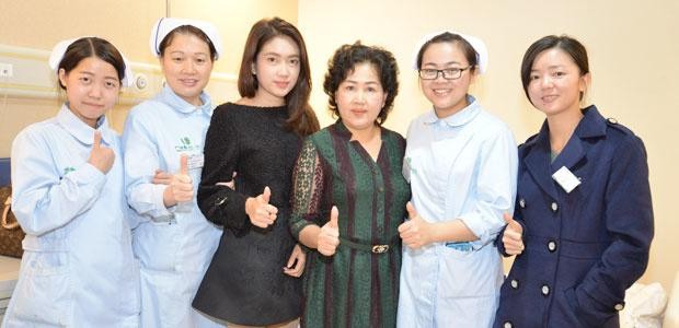 微美(右三)與醫護人員合照。