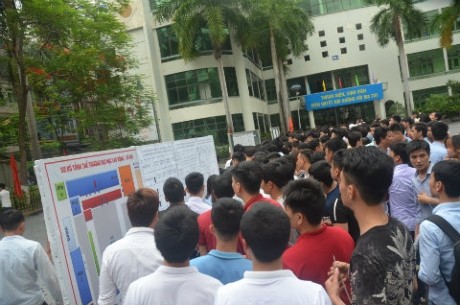 圖為考生到考場查看考室資訊。