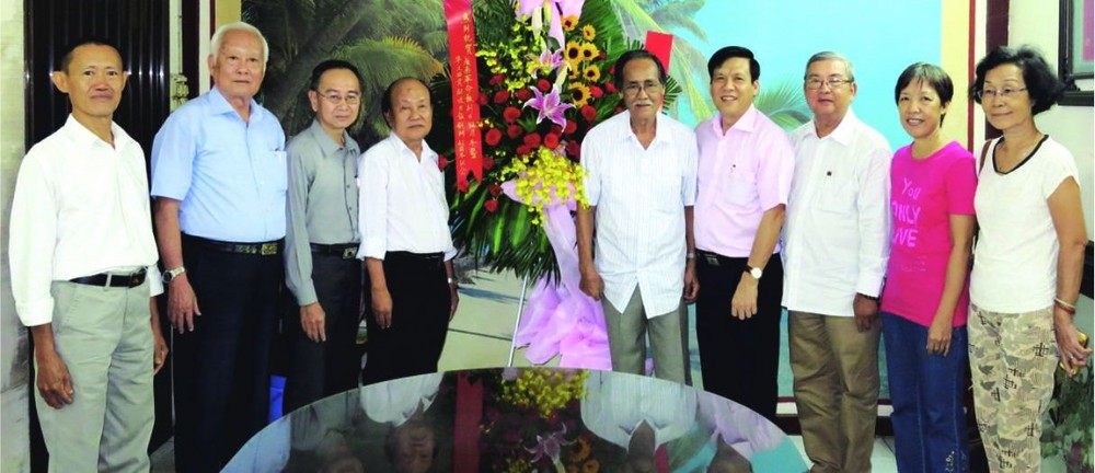 市書法會代表團祝賀華文《西貢解放日報》。