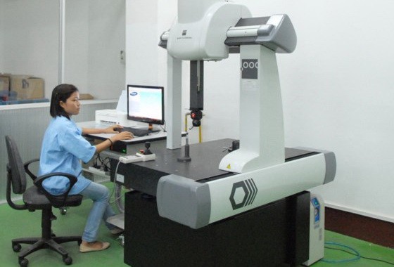 使用新一代機器人來製造模型有助於生產準確性高、 節能與節省工廠面積的產品。