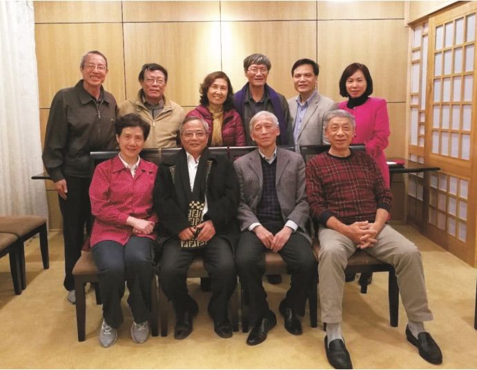 在河內與越南駐華使館官員和越通社北京分社朋友們歡聚一堂。