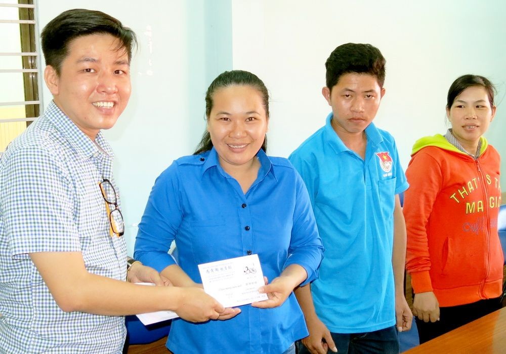 曾廣健（左）向芹耶縣青年贈送新年禮物。