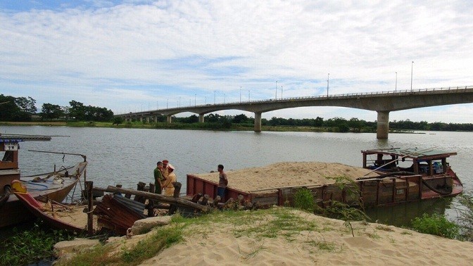 圖為被扣押的非法採沙土之貨船。（圖源：張虹）